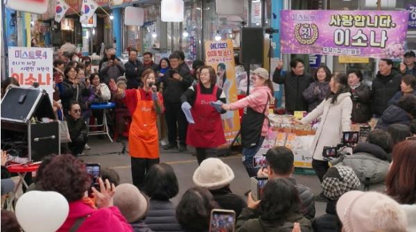 TV CHOSUN '미스트롯4 토크콘서트' 眞 이소나, 우승 공약 실천!'직접 만든 150인분 분식' 통 크게 쐈다