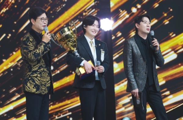 TV CHOSUN '금타는 금요일' 眞 김용빈 '속옷까지 금색'... 챕터2 시작부터 과몰입 '폭소'