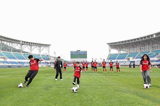 김해FC2008, 언어지연 극복한 어린이 팬 시축자로 선정, 어린이날 잊지 못할 추억 선사