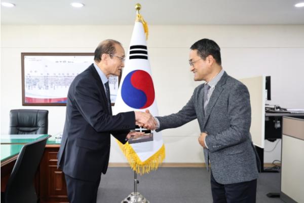 “6년 헌신에 깊이 감사”... 경남도, 전 사회복지협의회장 감사패 수여 기사 이미지