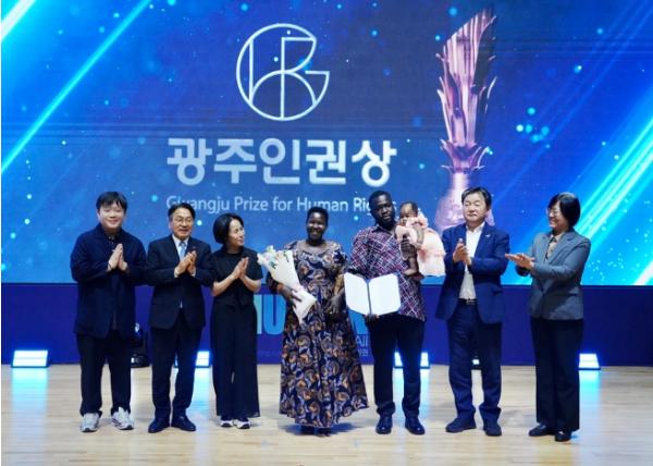 실비아 아칸, 광주인권상 수상…“모든 위대한 여성에게 영광을” 기사 이미지