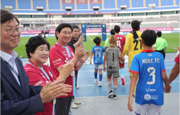 이상일 용인특례시장, 시민들과 용인FC 홈경기 관람