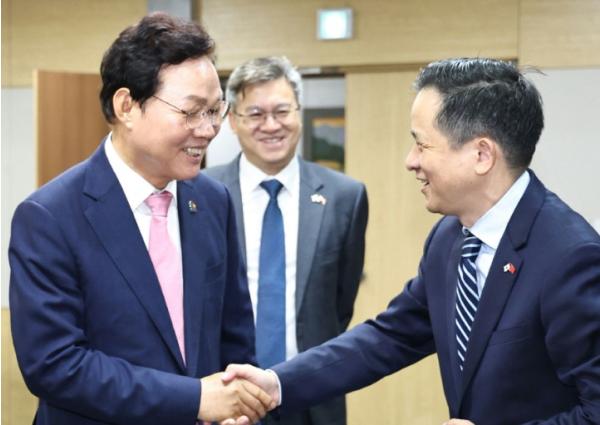 “한중 관계의 새 시대, 경남 지방외교로 이어간다” 박완수 경남도지사, 다이빙 주한중국대사 접견