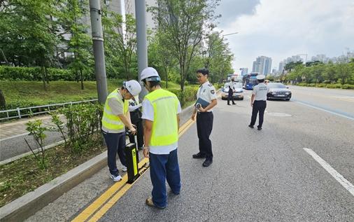 인천시설공단, 관계기관 합동 청라 주요 도로 노면표시 반사성능 점검