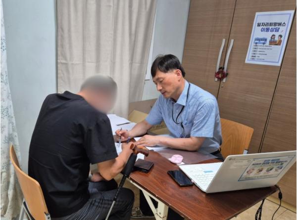 인천TP, ‘일자리희망버스’ 노숙인 재활시설 찾아 맞춤형 취업상담 기사 이미지